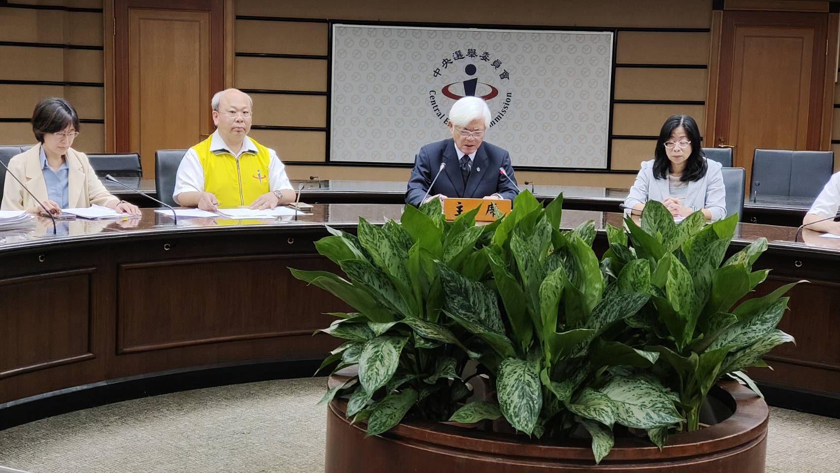 中選會主委李進勇12日表示，為了避免衍生爭議，被連署人依定要依照中選會規定的格式依式訂製，連署民眾的身分證影印或掃描，必須浮貼於連署切結書上。(王韋婷攝)