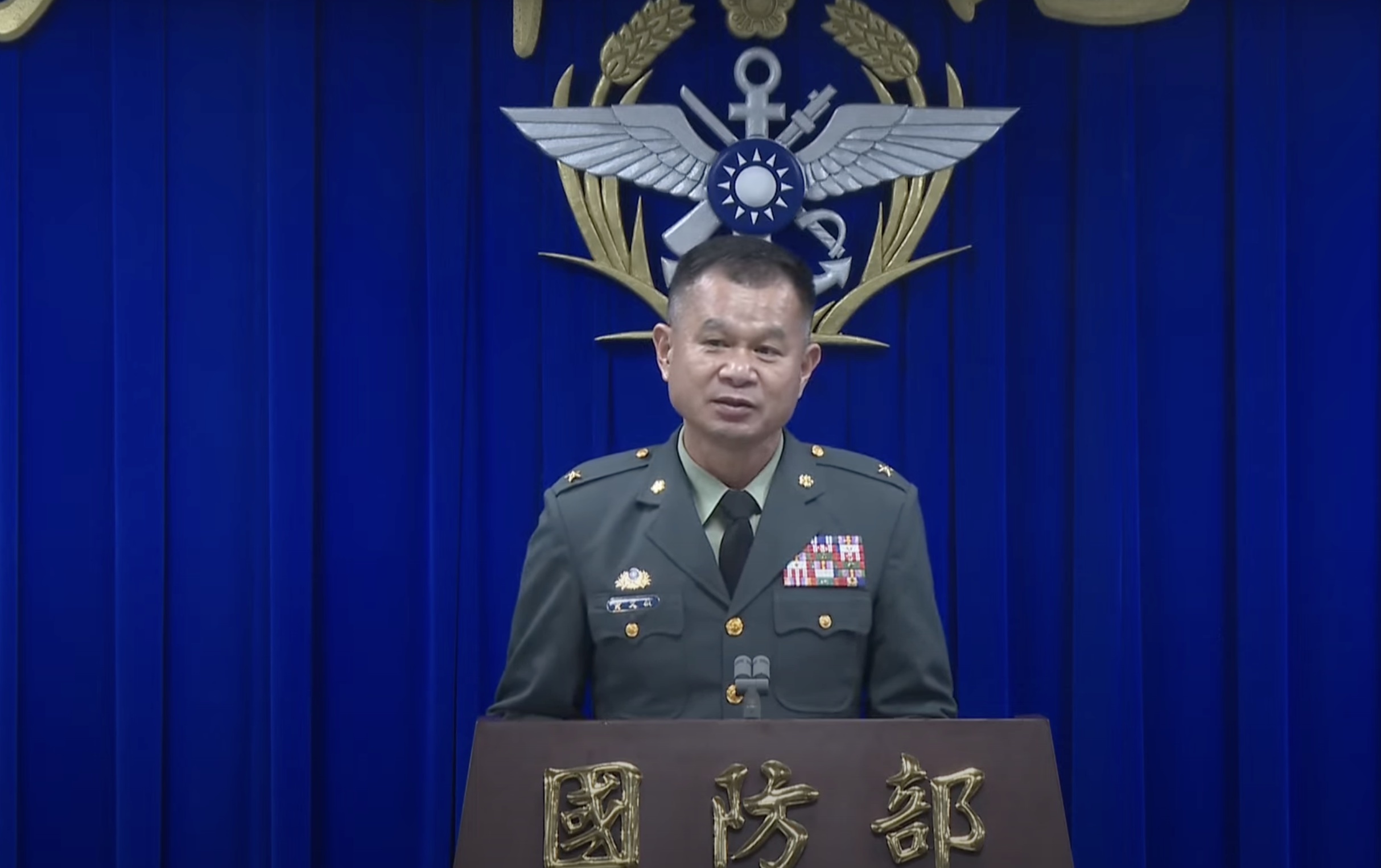 國防部情次室助理次長黃文啓12日在例行記者會中，說明共艦擾台及中共山東號狀況。(林詠青 攝)