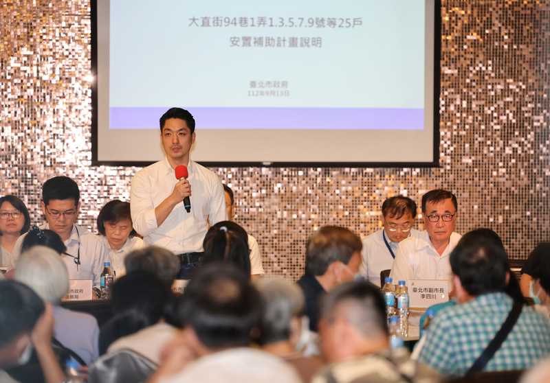 台北市都發局13日晚間舉辦大直街94巷25戶安置補助計畫說明會，市長蔣萬安出席與會並致詞。(圖：中央社)