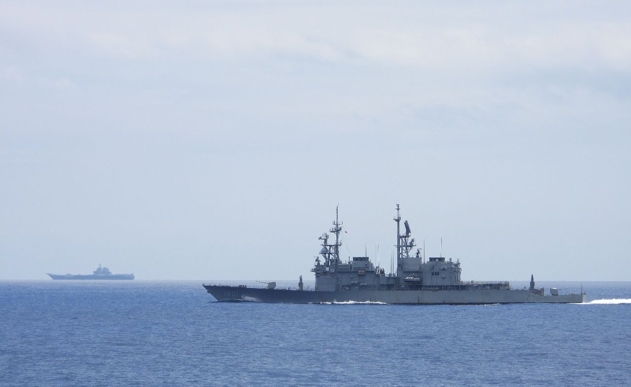 針對我周邊海空域動態，國軍均綿密掌握。圖為海軍基隆軍艦，日前監控中共航艦CV-17山東艦畫面。(國防部提供)