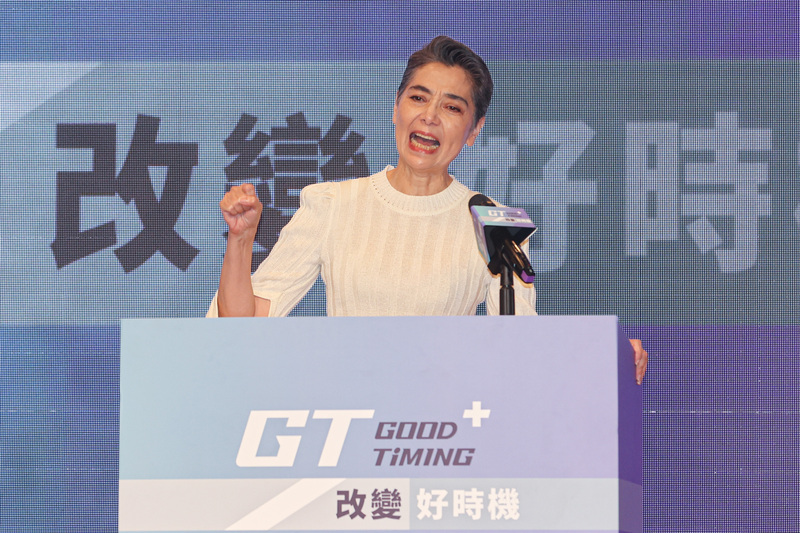 鴻海創辦人郭台銘宣布投入2024總統大選，14日在記者會上公布副總統人選為藝人賴佩霞。(圖：中央社)