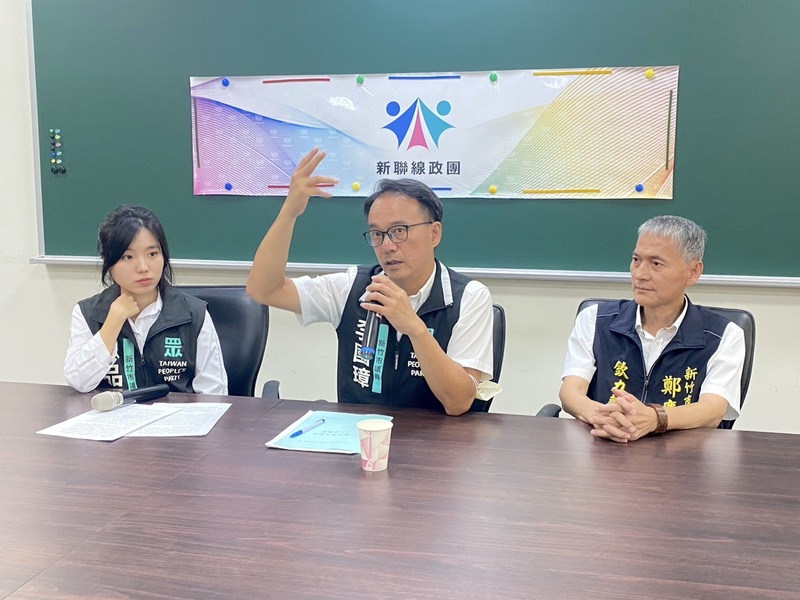 針對前新竹市文化局長錢康明連日爆料，新竹市議會新聯線政團包括民眾黨議員李國璋(中)、宋品瑩(左)及無黨籍議員鄭慶欽(右)14日舉行記者會，指錢康明曾邀市長高虹安與廠商會面，也於3月逕自確定跨年活動主持人，這些行為涉綁標、違法。 (圖：中央社)