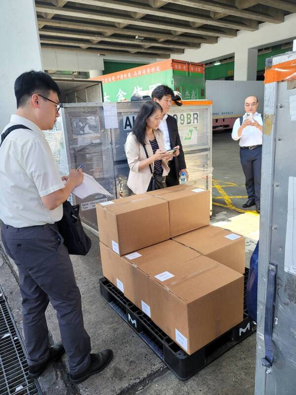 兩蔣日記原件及許多兩蔣時代的資料文件共計59箱14日清晨返抵桃園機場，經由國史館人員點收後，中午順利回到國史館，歷經10年的跨海爭訟，終於讓這批總統文物回到台灣。(圖：中央社)