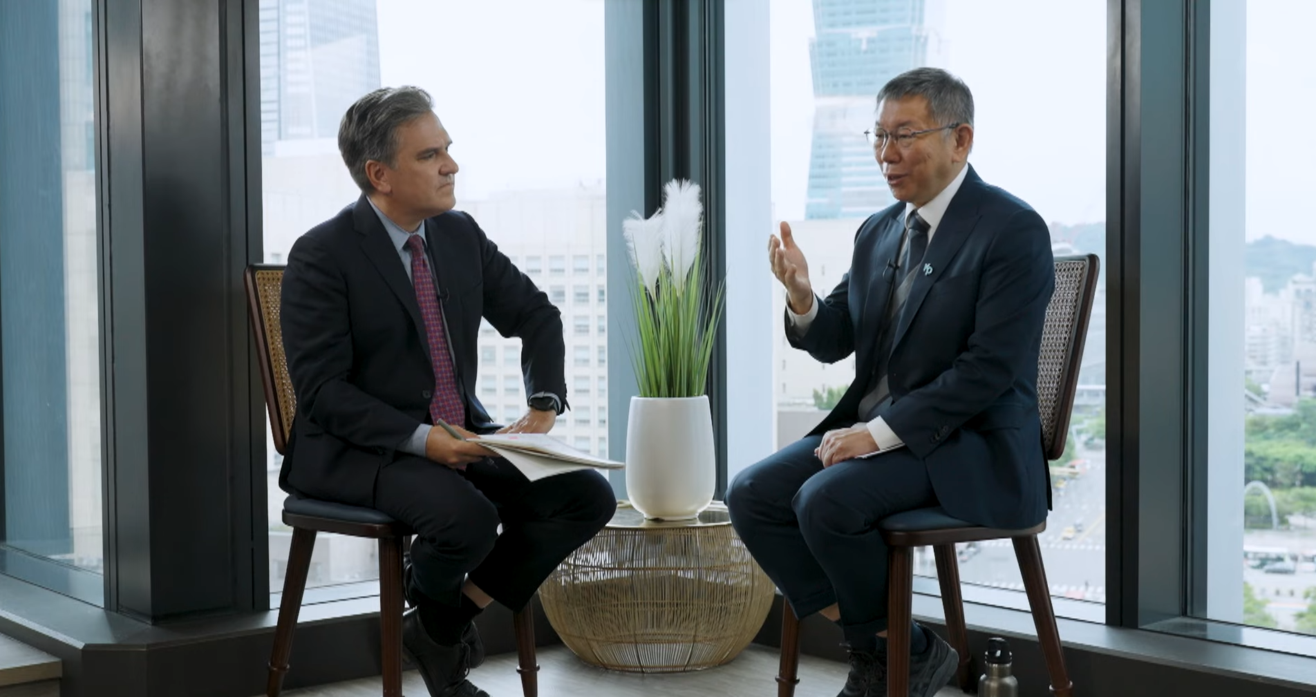 民眾黨總統參選人柯文哲(右)接受外媒彭博(Bloomberg)專訪。(圖翻攝自Bloomberg Television Youtube頻道)