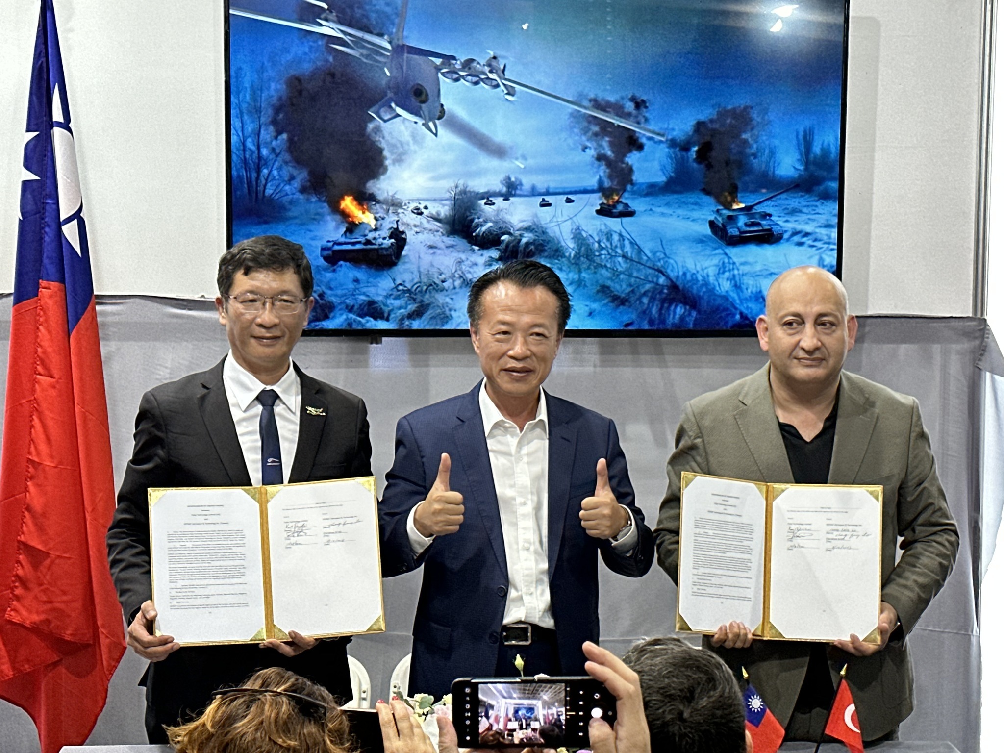 嘉義縣長翁章梁(中)見證下，經緯航太董事長羅正方(左)與土耳其無人機企業FLY BVLOS創辦人Kamil Demirkapu(右)簽署合作備忘錄。(謝佳興 攝)