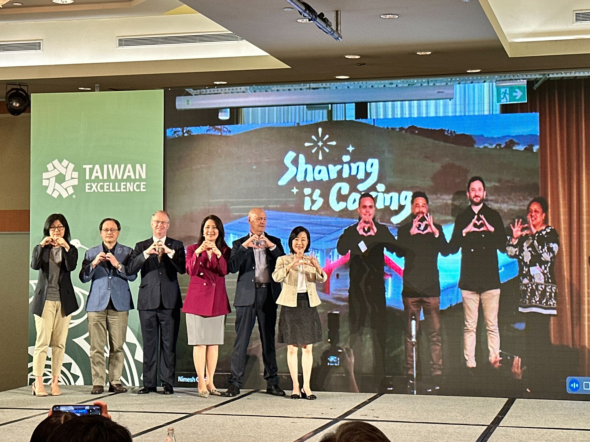 經濟部國際貿易局、外貿協會「愛無界‧台灣精品」全球公益活動最後一案「紐西蘭毛利部落電力解決方案」成果15日對外發表。(謝佳興 攝)