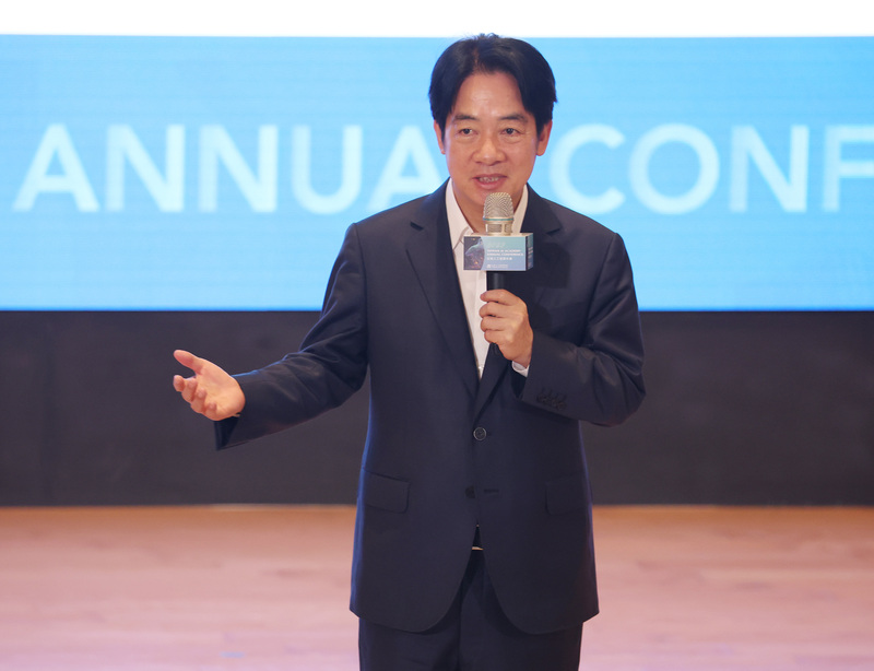 副總統賴清德出席2023台灣人工智慧年會開幕式，對於未來台灣AI發展方向，他認為，台灣應該擁有自己的AI對話引擎，他也期盼人工智慧帶動台灣經濟發展時，是一種包容式的發展，能兼顧弱勢者，讓社會更和諧。 (圖：中央社)
