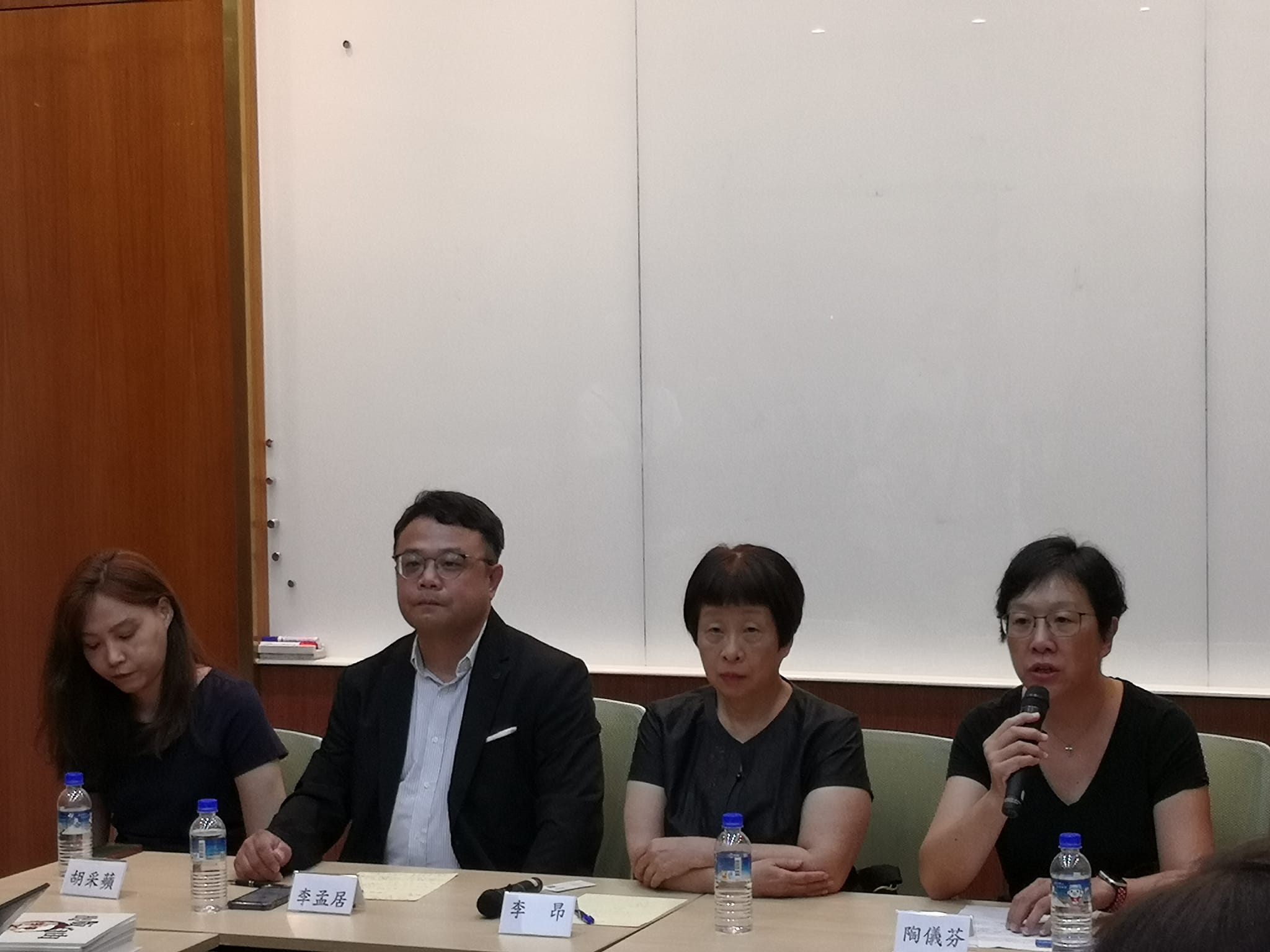 富察遭到拘捕後，台灣各界聲援不斷，多位學術、藝文界人士15日舉行記者會，除了聲援富察外，也呼籲所有總統參選人應重視中共對台帶來的風險，也應與國際合作，向中共施壓。（劉玉秋攝）