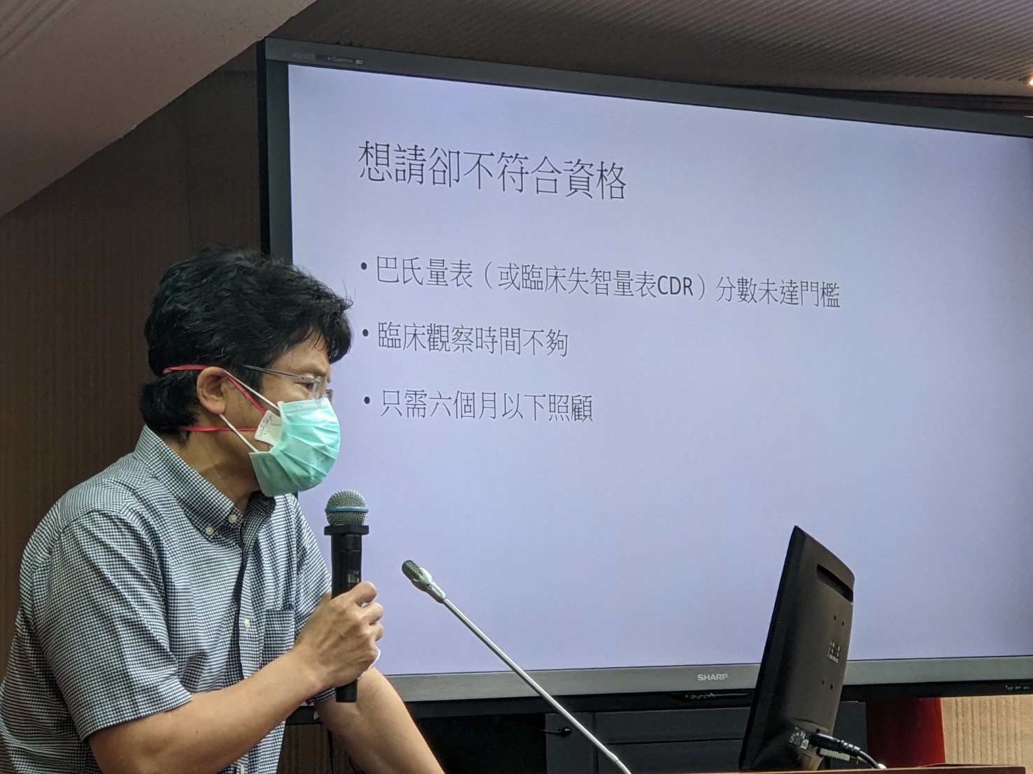 國民黨立委溫玉霞15日舉辦「移工問題總體檢」公聽會，邀集多名同黨立委、衛福部、勞動部、醫師、雇主等各方代表，探討我國到底需要一個什麼樣的長照制度以及移工政策。為了兼顧照顧品質以及移工勞動權益，衛福部草屯療養院老年精神醫學組醫師沈政男提出構想。(陳念宜 攝)