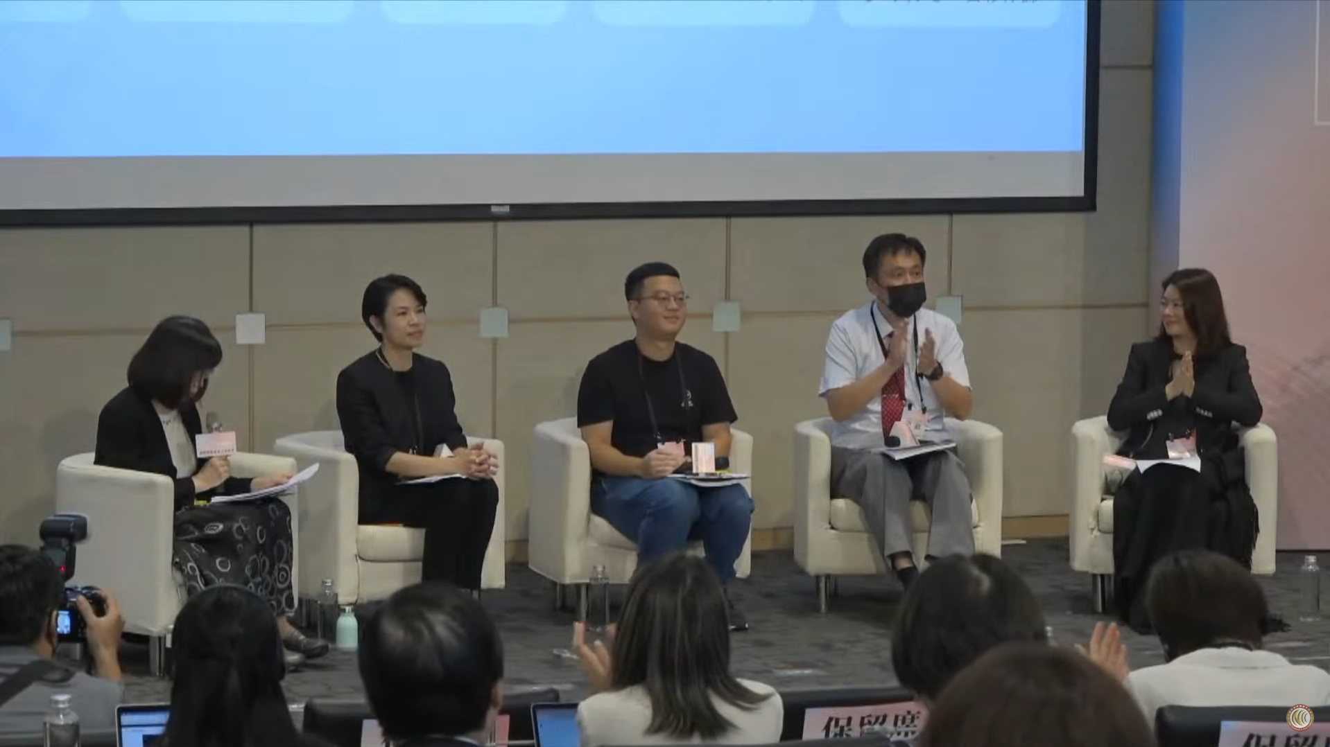 NCC舉辦第二天的「2023網際網路傳播治理論壇」，由NCC委員林麗雲(左)主持「使用者權益維護」座談，包括LINE、Dcard、消基會等代表出席。(圖翻攝自NCC Youtube頻道)