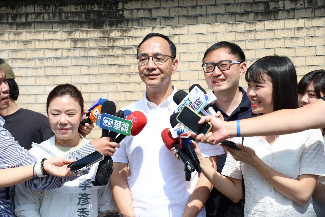 藝人賴佩霞擔任鴻海集團創辦人郭台銘的副手，國民黨主席朱立倫表示，希望賴佩霞幫忙勸勸郭董以大局為重。(國民黨提供)