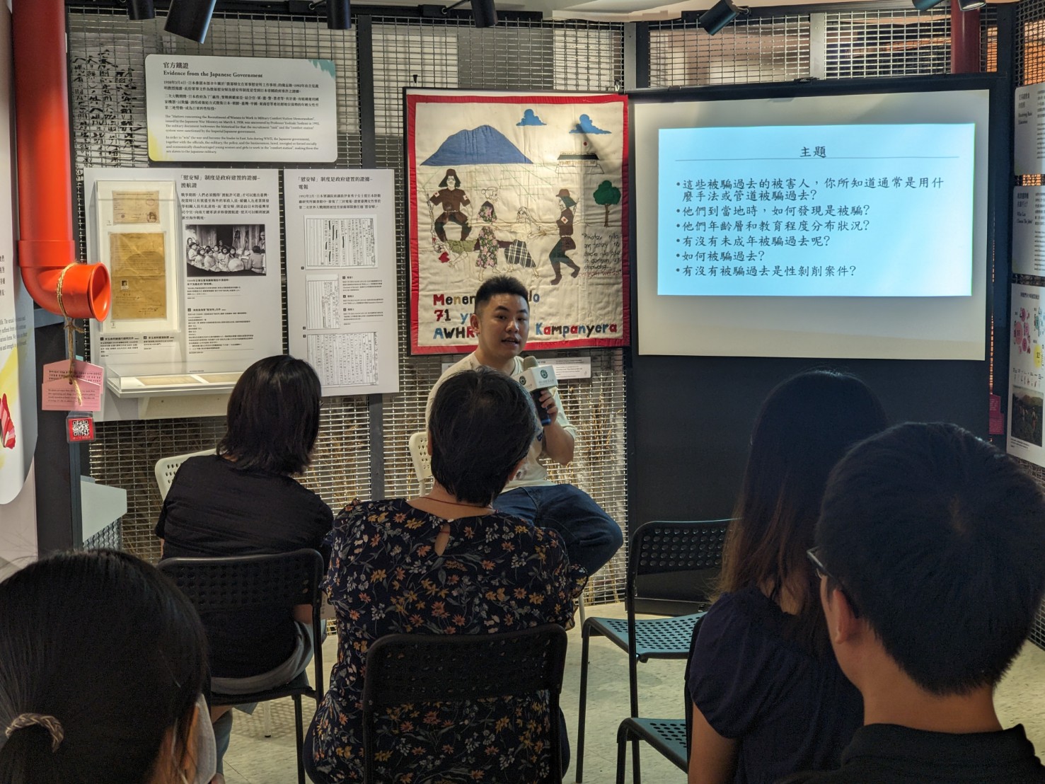 婦援會今天(15日)在阿嬤家-和平與女性人權舉辦《誠徵人口販運被害人，終止現代奴隸悲歌》特展系列講座，館請到台灣國際反詐騙協會理事陳法逍分享「被販運到海外被害人的救援現況與趨勢」。(陳念宜 攝)