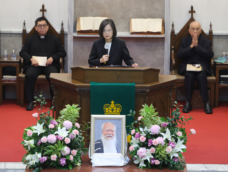 「林哲夫教授追思會」16日上午在台灣基督長老教會雙連教會舉行，總統蔡英文(中)出席致詞。 (圖：中央社)