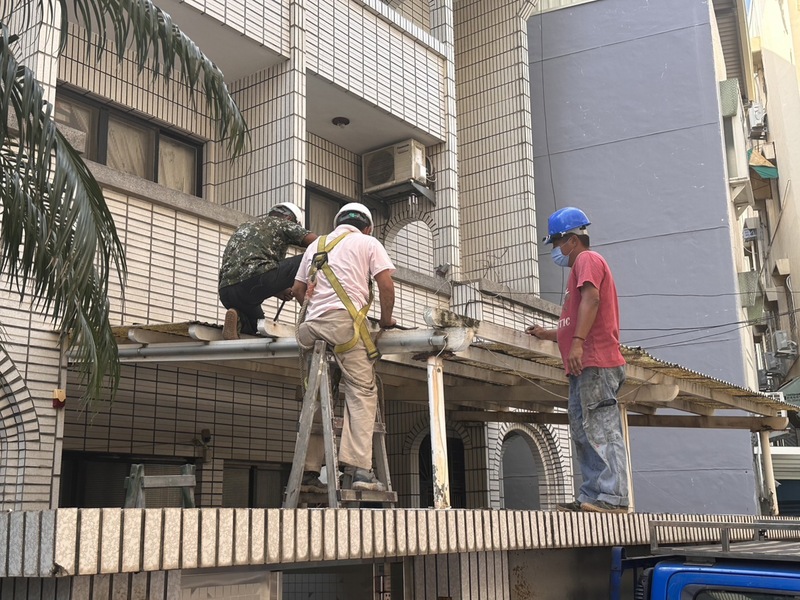 台灣民眾黨總統參選人柯文哲新竹市老家疑有違建，新竹市政府查報作業流程仍在進行中，柯家16日上午自行找工班到家進行拆除。(民眾黨新竹市黨部提供) (圖：中央社)