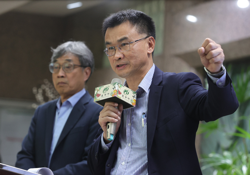 農業部16日下午舉行臨時記者會公布今年3月至7月進口雞蛋相關數據，由部長陳吉仲(圖右)親上火線說明。(圖：中央社)