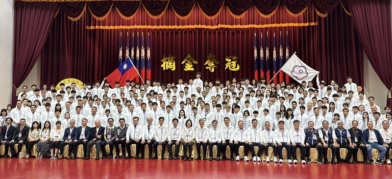 總統蔡英文（前中）16日南下高雄出席杭州亞運台灣代表隊行前授旗典禮，鼓勵選手們在運動場上大展身手，也與眾人合影留念。(圖：中央社)