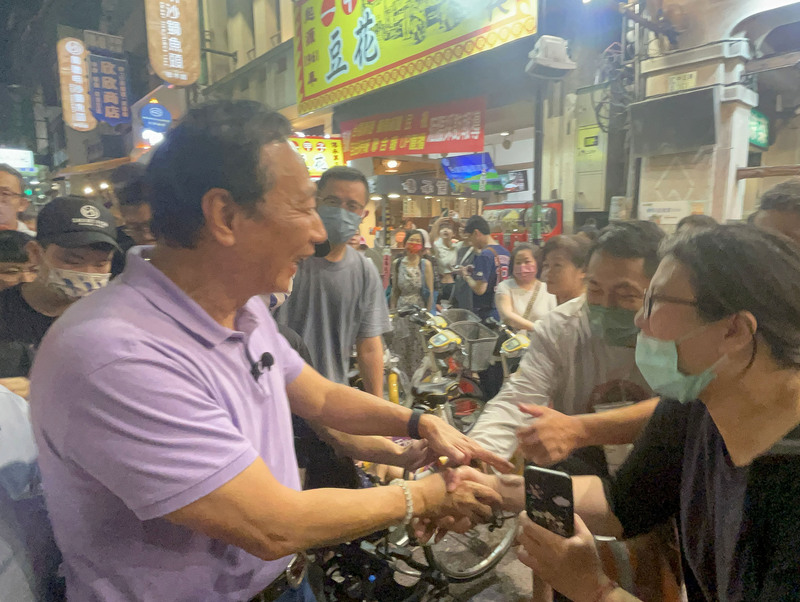 鴻海創辦人郭台銘（前左）16日晚間走訪嘉義市文化路夜市。（圖：中央社）