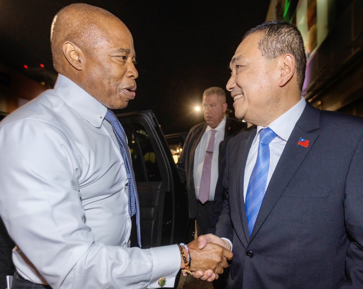 於紐約訪問的國民黨總統參選人侯友宜，16日與紐約市長艾瑞克.亞當斯經朋友安排下巧遇。(侯友宜競選辦公室提供)