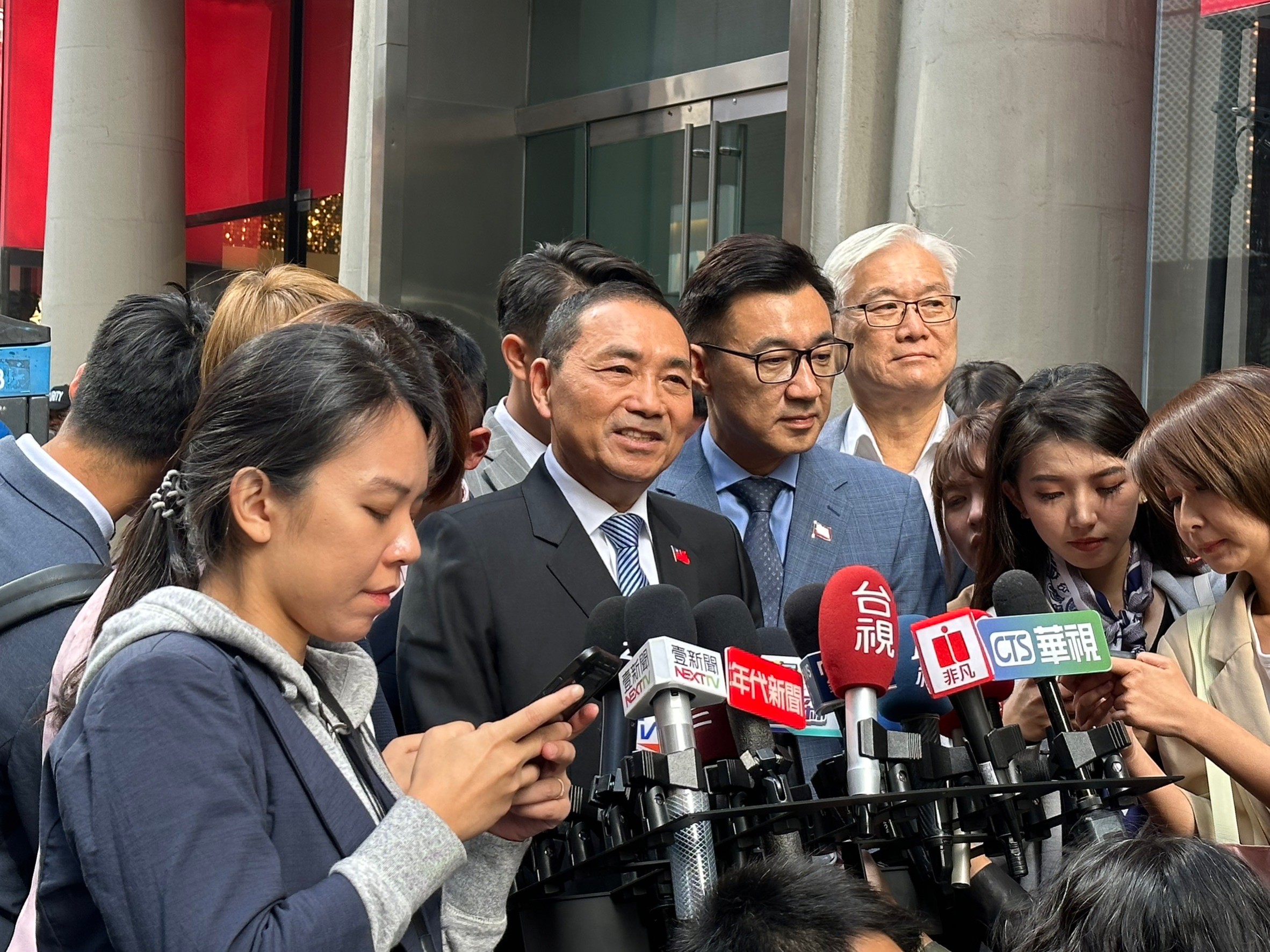 國民黨總統參選人侯友宜訪美行第二天一早，在紐約下榻的飯店接受國際財經媒體彭博社專訪後，接受媒體採訪。(趙婉淳攝)