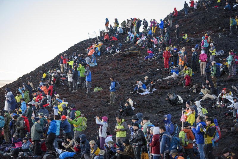 疫情後旅客回流，富士山大批登山人潮讓山梨縣決定限制人流、禁止單日登頂並將收通行費。(資料照/山梨縣政府提供)