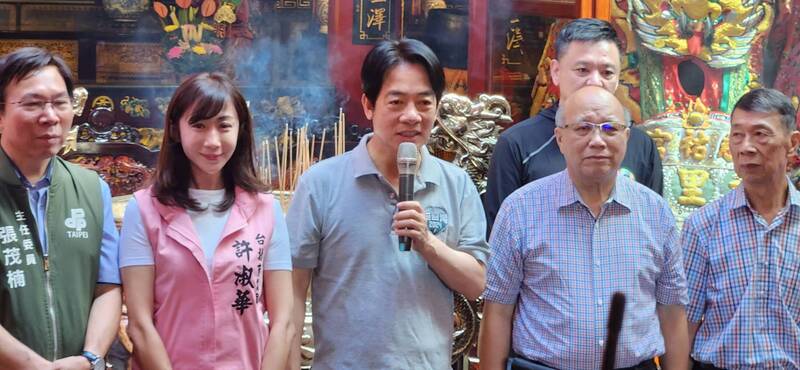 民進黨總統參選人賴清德(前排中)17日赴台北市松山慈祐宮參拜，全力輔選立委參選人許淑華(左2)。 (圖：中央社)