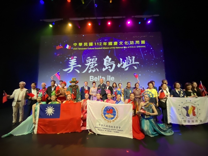 僑務委員會國慶文化訪問團，來自台灣的舞鈴劇場「美麗島嶼」16日在法國巴黎華人聚集的13區盛大演出，全場850個座位座無虛席。台僑也熱烈出席，感受到家的溫暖。(駐法代表處提供/圖：中央社)