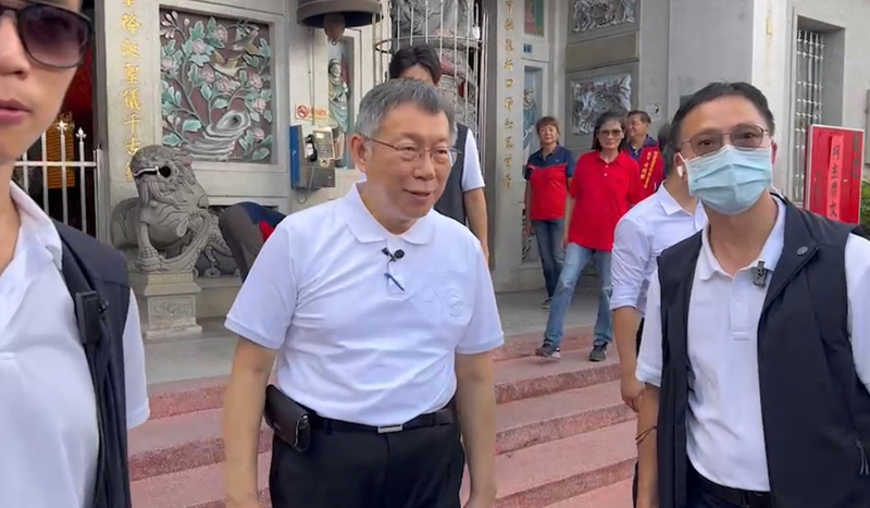 台灣民眾黨總統參選人柯文哲(前中)17日前往台東拜會地方人士，首站到池上鄉玉清宮參拜，盼爭取在地鄉親支持。(圖：中央社)