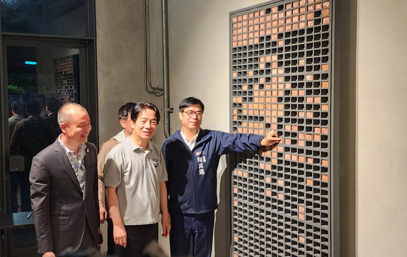 民進黨總統參選人賴清德(中)17日晚間到金馬賓館當代美術館出席企業座談。右為高雄市長陳其邁。(圖：中央社)