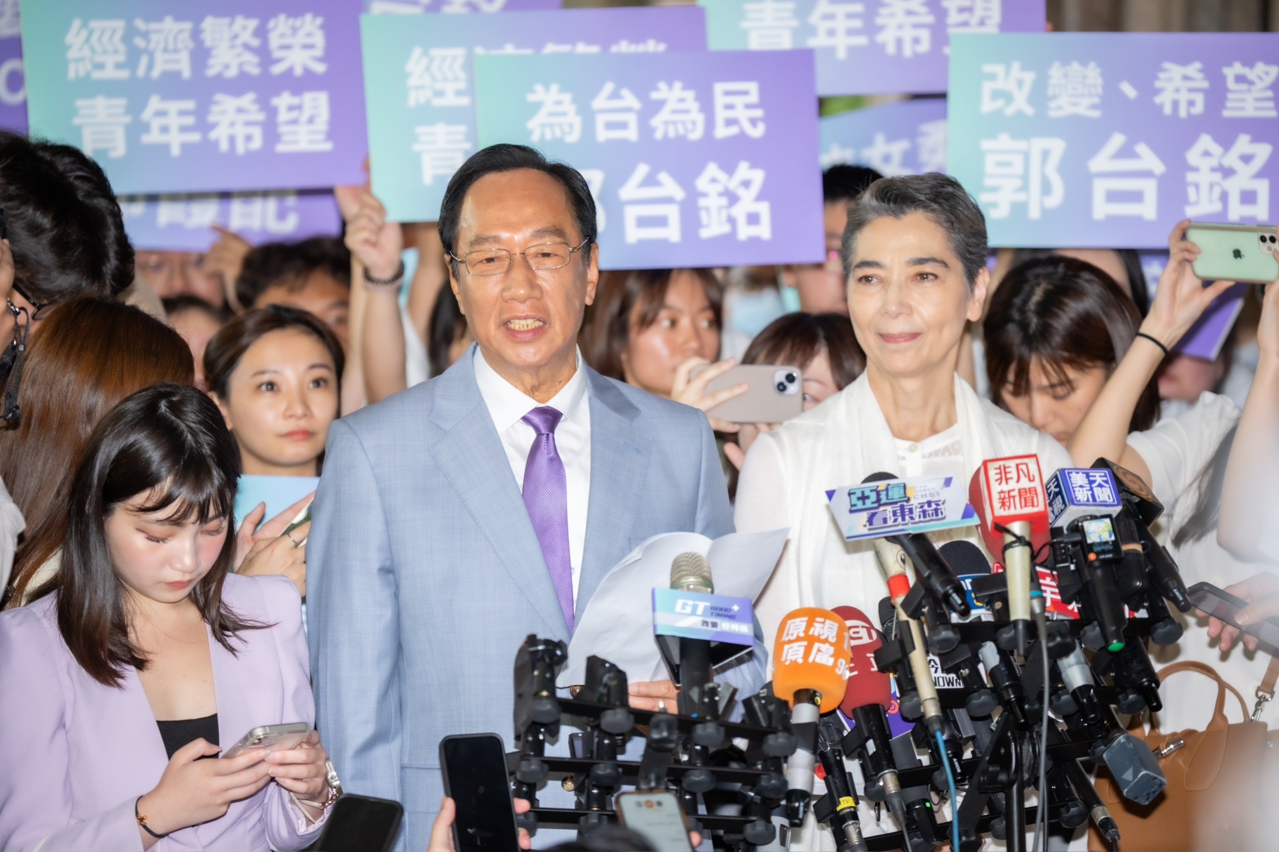 總統、副總統參選連署申請截止最後一天，正、副總統擬參選人郭台銘、賴佩霞今（17）日上午連袂前往中選會登記申請成為被連署人，邁出正式參選的第一步。（中選會提供）