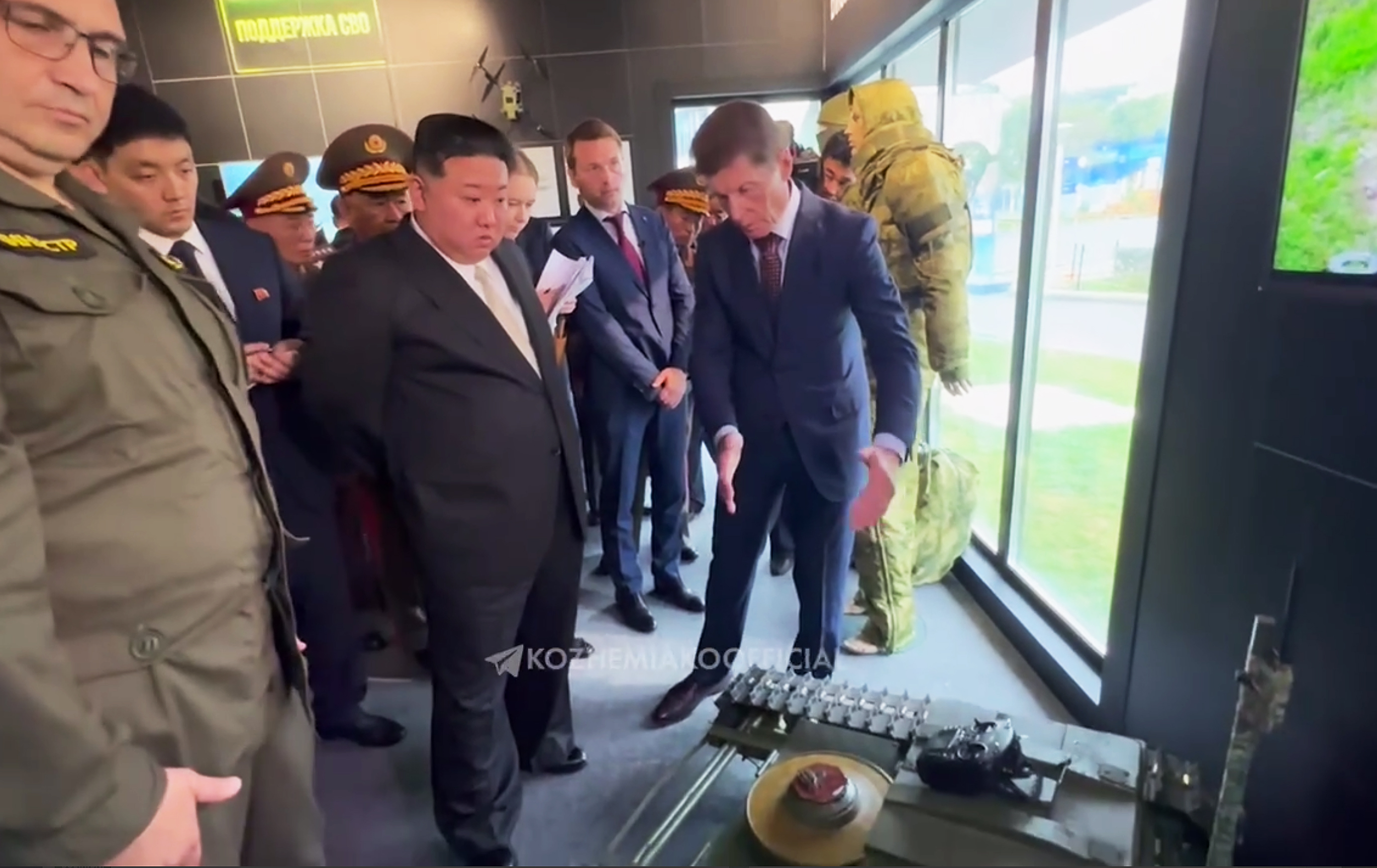 圖為金正恩17日參觀俄羅斯軍事裝備及武器等。(美聯社/達志影像)