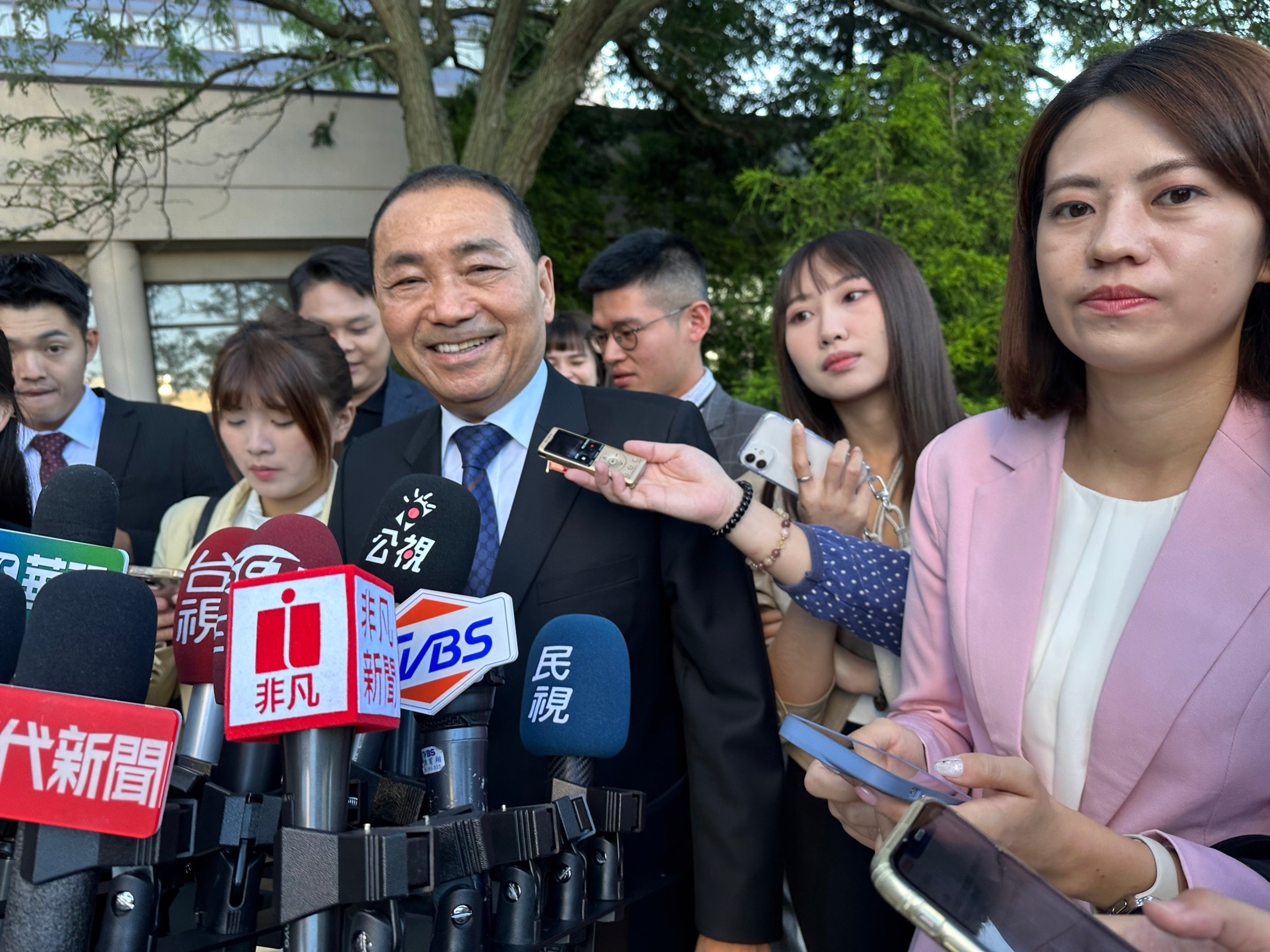 國民黨總統參選人侯友宜在美東時間17日上午，離開紐澤西前往華府前接受媒體採訪。(趙婉淳攝)