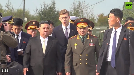 北韓領導人金正恩(中左)與俄羅斯國防部長蕭依古(Sergei Shoigu)(中右)會面討論軍事合作。(翻攝俄國官媒RT畫面)