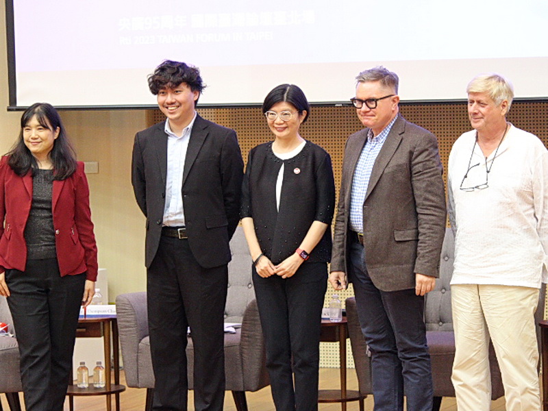 央廣18日舉辦「綜觀亞洲媒體生態變化：威權vs.民主」論壇。圖左至右：台大新聞所長洪貞玲、台灣外國記者會會長Thompson Chau、央廣董事長賴秀如、紐約時報駐華記者Chris Buckley、前路透社東亞區總編輯Phil Smith。 (央廣記者王照坤 攝)