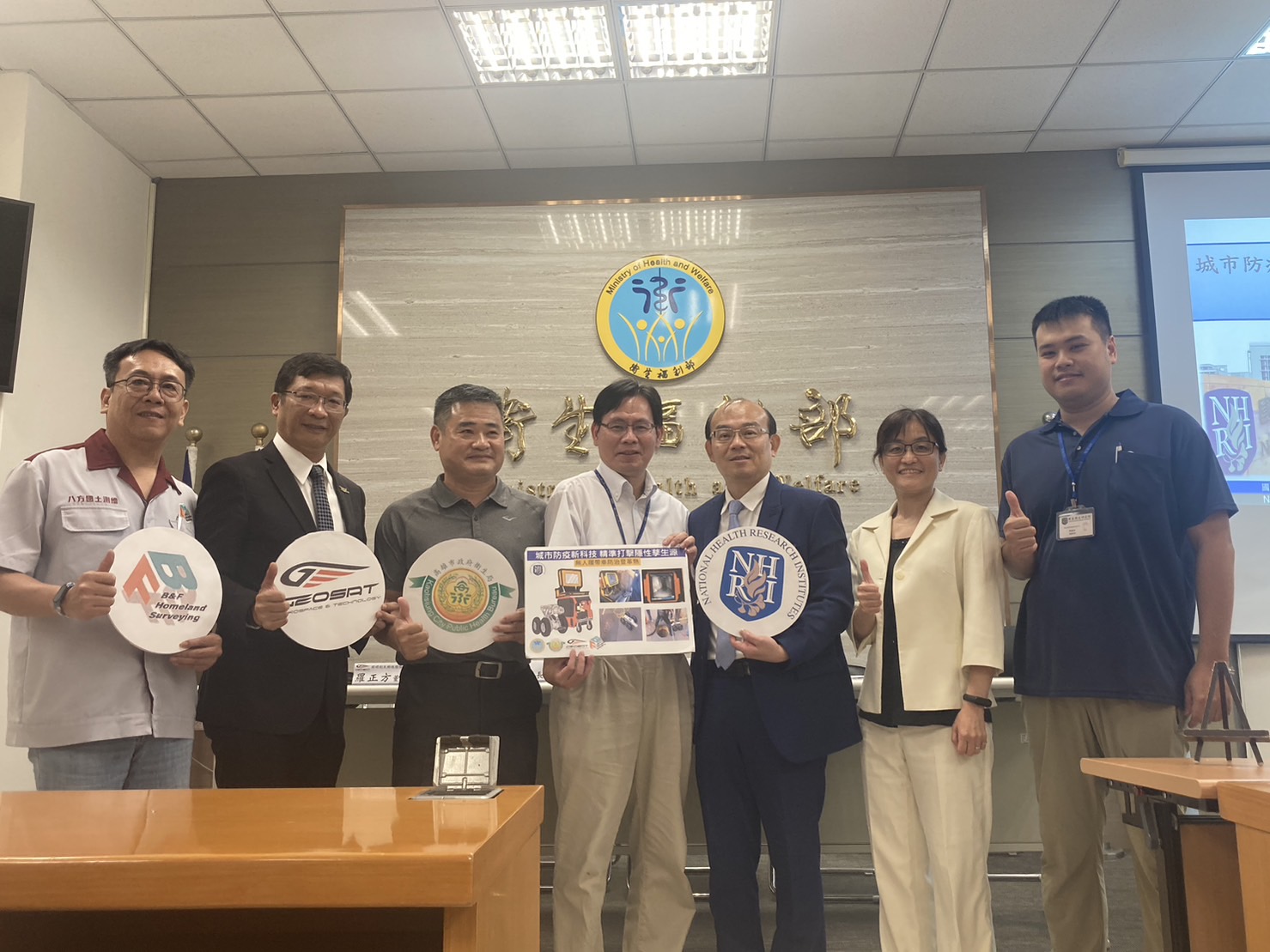 經緯航太董事長羅正方(左二)與高雄市衛生局代表及國衛院等代表，18日在衛福部發表「城市防疫新科技  精準打擊隱性孳生源 」研究成果。(國衛院提供)