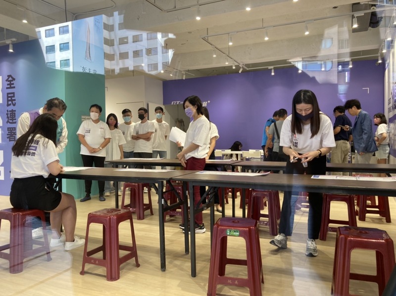 鴻海創辦人郭台銘與副手賴佩霞爭取獨立參選總統資格，首批連署站點將在20日開張。 (圖：中央社)