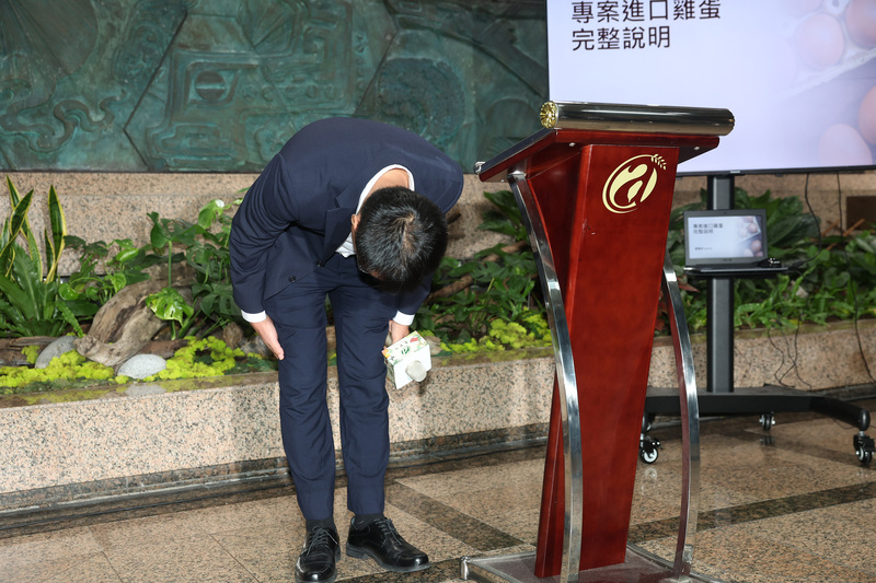 專案進口雞蛋議題爭議不斷，農業部長陳吉仲19日在立法院受訪時，為此事件造成農業部同仁的壓力、帶來社會紛擾道歉。傍晚針對進口雞蛋議題再度舉行記者會，陳吉仲並再次鞠躬道歉。(圖：中央社)