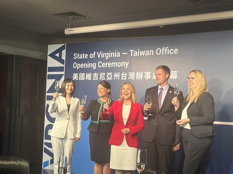 維州商貿處長梅瑞克（Caren Merrick）（中）19日代表維州州長楊京（Glenn Youngkin）來台主持「維吉尼亞州台灣商務辦事處」開幕活動。 (圖：中央社)