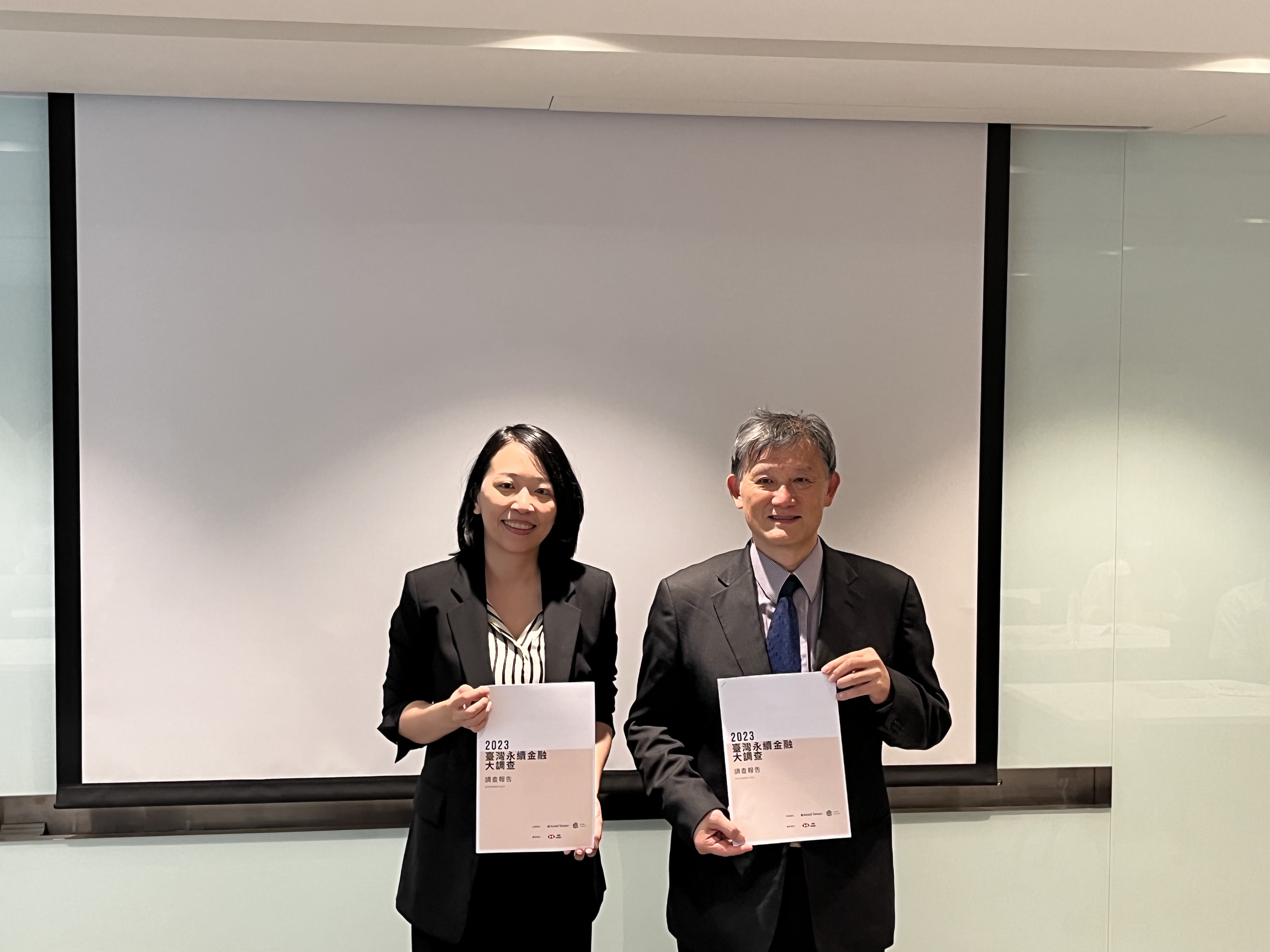 滙豐銀行企業永續發展處副總裁黃靖涵(左)、企業永續發展協會秘書長莫冬立(右)。(圖／陳林幸虹 攝)