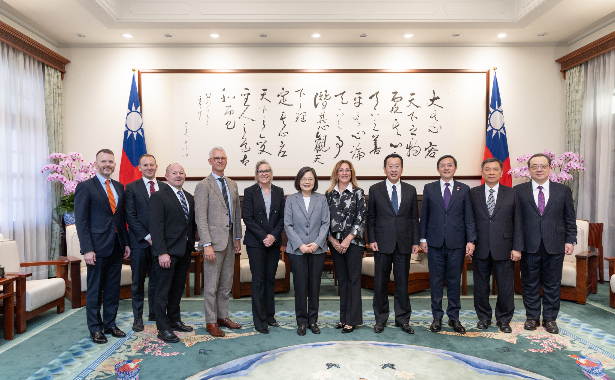 美國亞利桑納州州長郝愷悌率團來台訪問，蔡英文總統19日下午在總統府內接見訪問團。(圖：總統府)