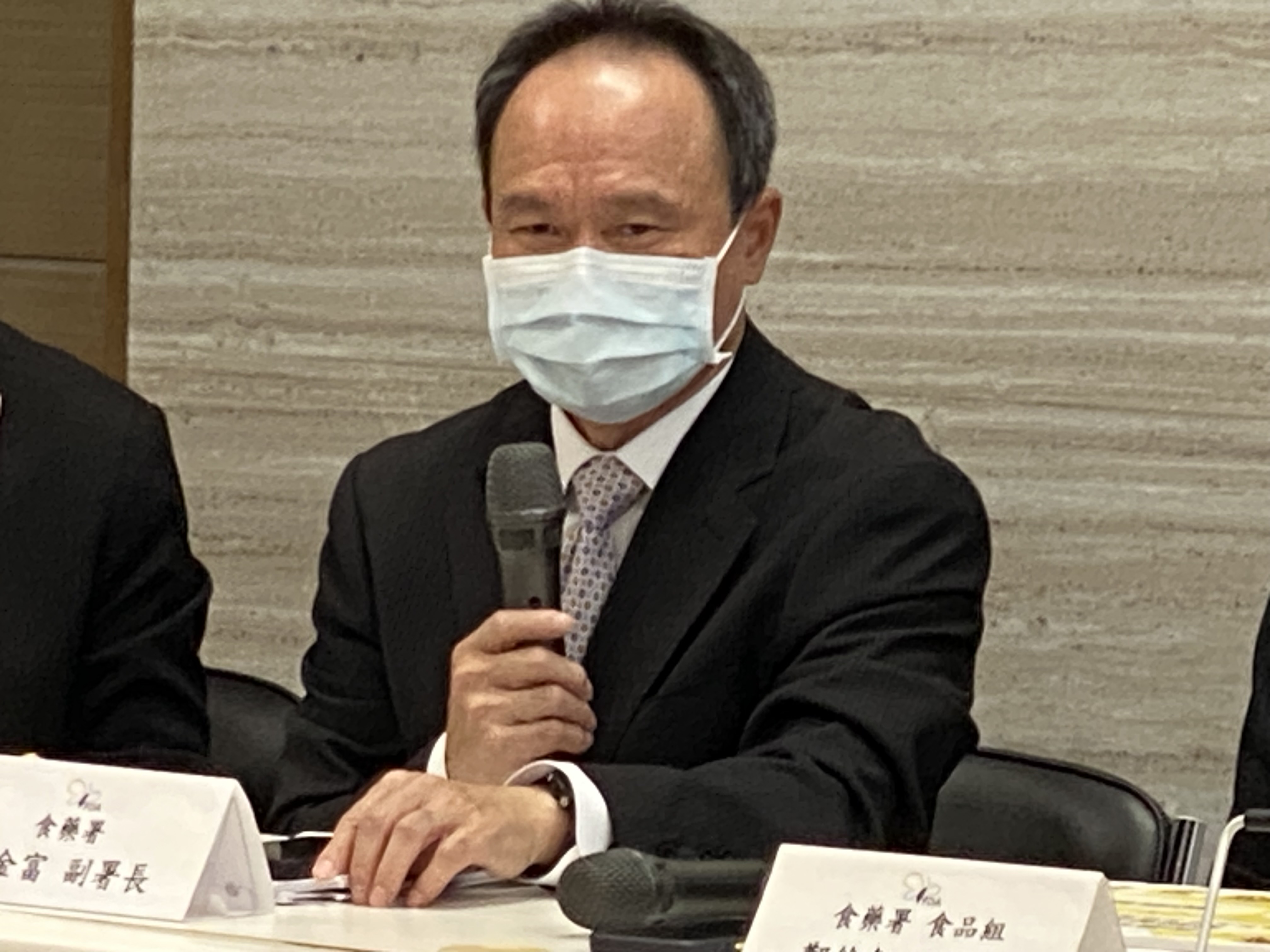 食藥署副署長林金富20日說明市面流通的進口蛋都沒有食安之虞。(吳琍君攝)