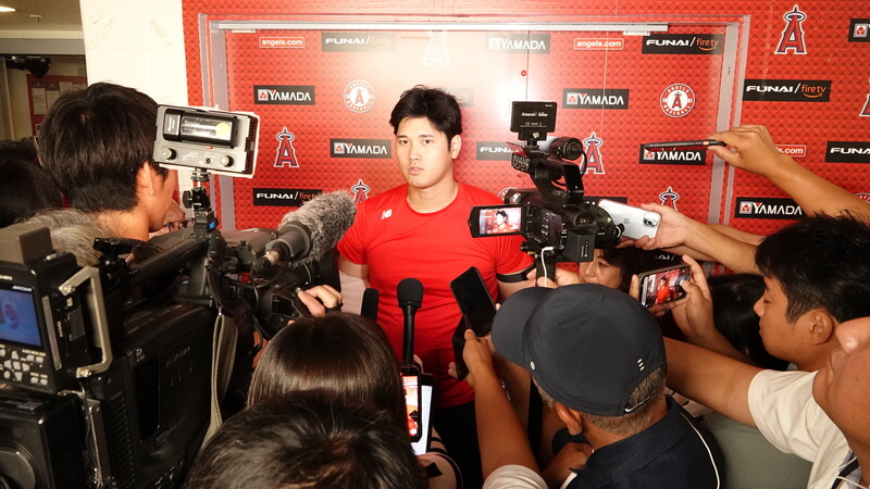 美國職棒洛杉磯天使隊球星大谷翔平19日開刀治療手肘傷勢，預計2024年可以擔任打擊者，2025年恢復投球。圖為大谷翔平8月9日賽後受訪。 (圖：中央社)