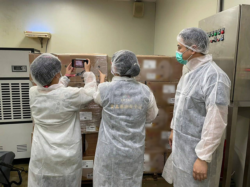 台中市衛生局20日派員前往液蛋製造廠稽查，發現2家業者自今年6月起使用來源為土耳其或巴西的進口蛋製造冷凍殺菌液蛋，但產地卻標示為台灣，到7月底才將產地改回來源進口國，有假冒產地之嫌。圖為衛生局人員稽查情形。（台中市政府提供） (圖：中央社)