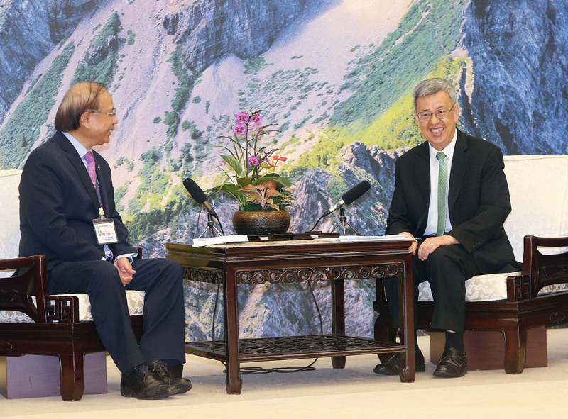行政院長陳建仁（右）20日下午接見「加拿大地區台灣商會CPTPP訪問團」等一行 ，與代表團團長游宗熙（左）就多項議題交流，雙方相談甚歡。(圖：中央社)
