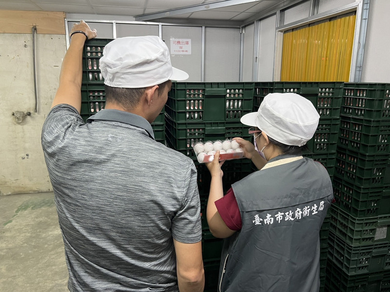 台南市政府衛生局、消費者保護官19日起聯合查核台南4家農業部提供使用進口蛋品洗選、加工業者，衛生局20日指出，4廠環境尚符合食品良好衛生規範，現場已無使用進口蛋，也未發現逾期蛋品。圖為稽查情形。（台南市政府提供）中央社記者張榮祥台南傳真  112年9月20日 (圖：中央社)