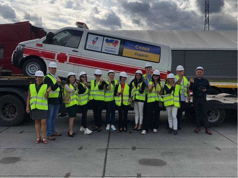 圖為我國駐波蘭大使吳尚年與烏克蘭馬爾哈涅茨市(Marganets)副市長杜普利(Lesia Duplii)、波蘭國際救援中心及我國僑領在捐贈救護車前合影。(圖：外交部)