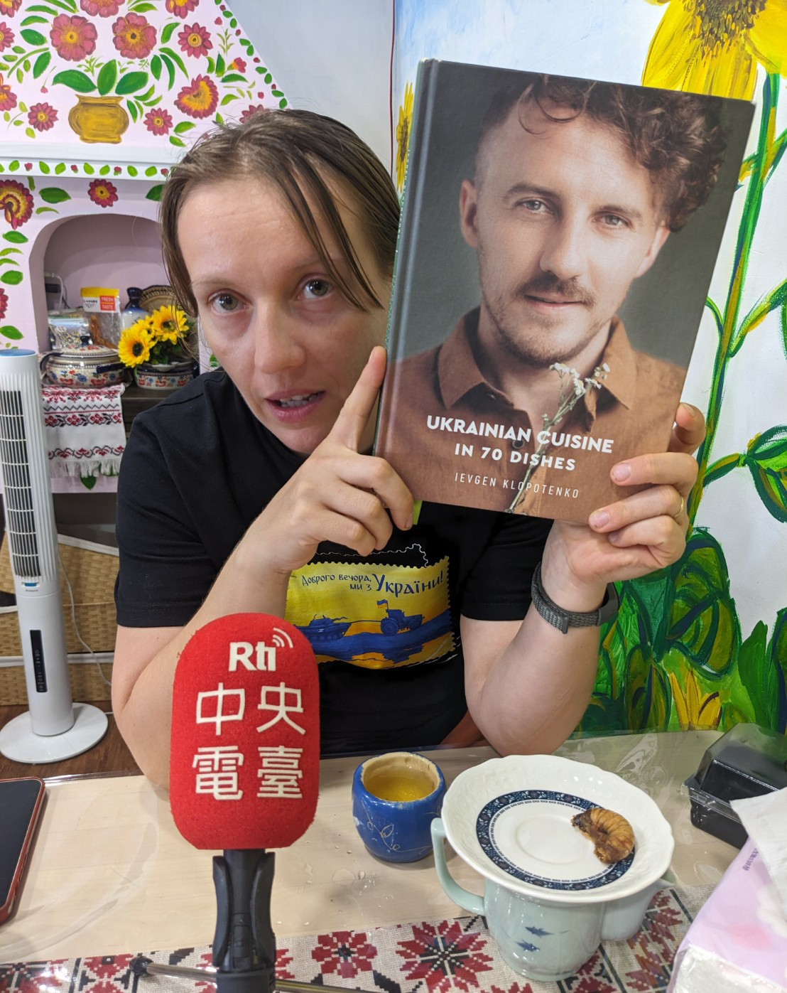 在台烏克蘭人林歐莉亞Olga Kulish手拿烏克蘭名廚Ievgen Klopotenko的食譜，分享她對「羅宋湯之爭」的看法。(陳念宜 攝)