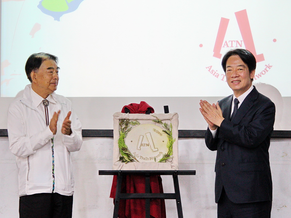 台灣千里步道協會接任亞洲步道聯盟祕書處工作，副總統賴清德(右)應邀出席揭牌儀式 (央廣記者王照坤 攝)