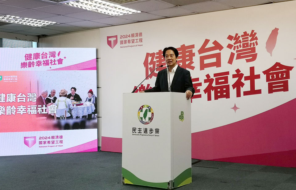 民進黨總統參選人賴清德今天(21日)拋出樂齡、長照政見，宣布持續加碼住宿長照機構補助1年18萬元。(劉玉秋攝)
