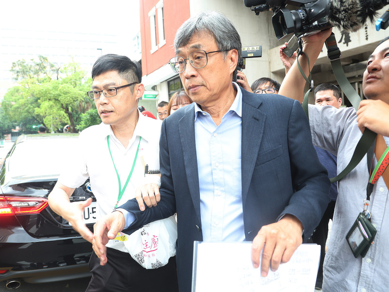 農業部代理部長陳駿季（左2）22日為進口蛋執行過程不周致歉。資料照片。 (圖：中央社)