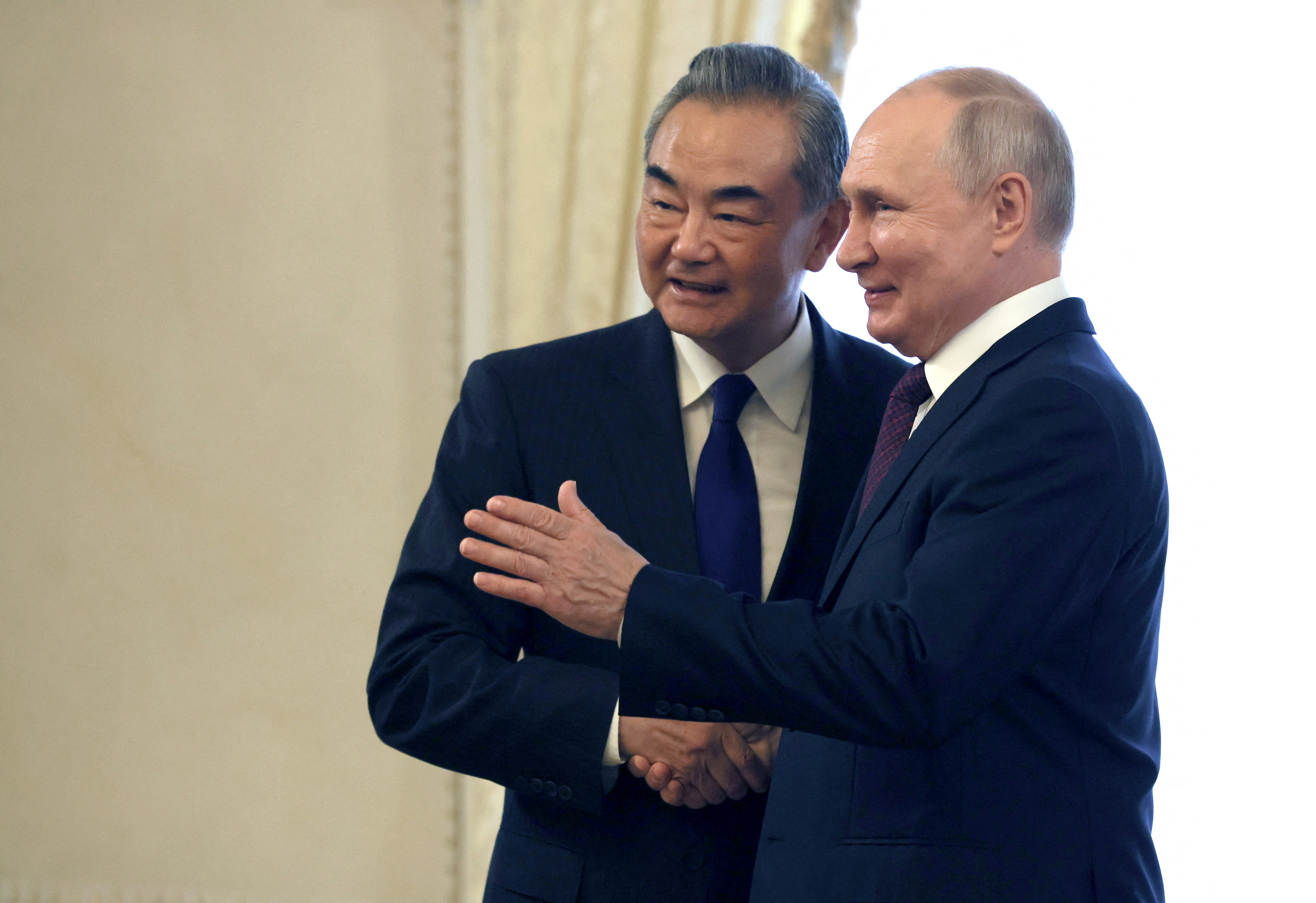 中國外交部長王毅(左)、俄羅斯總統蒲亭(Vladimir Putin)(右)會面。(AFP)